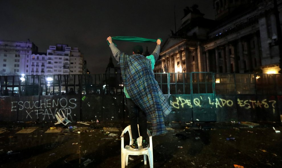 Después de que el proyecto de ley se rechazara en el Senado con 38 votos en contra y 31 a favor, un hombre sigue levantando su pañuelo verde - REUTERS/Marcos Brindicci