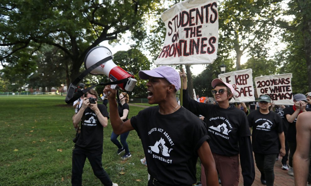 Varios estudiantes contra la supremacía blanca en la manifestación de Charlottesville | REUTERS