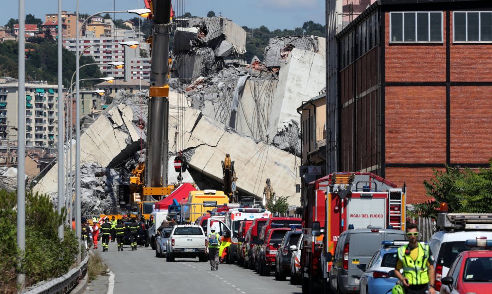 Los equipos de rescate trabajan para la retirada de los escombros del puente Morandi y la búsqueda de supervivientes, tras el derrumbe de este martes. REUTERS/Stefano Rellandini