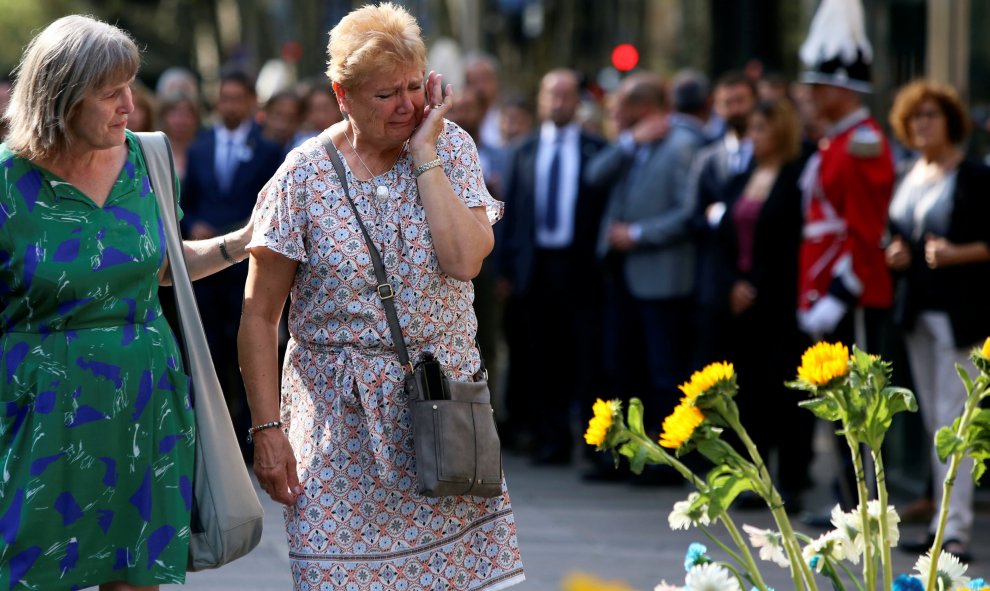 Algunos familiares de las víctimas se emocionan al recordarlos | Reuters / Albert Salame