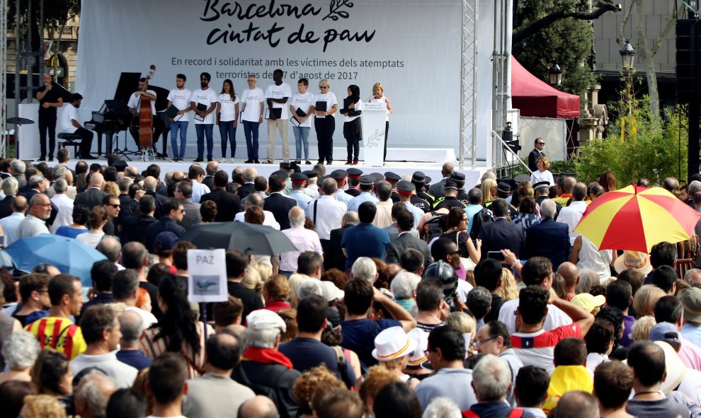 Instantánea del acto en reconocimiento de las víctimas del atentado del 17-A en la Plaza Catalunya | Reuters / Albert Salame