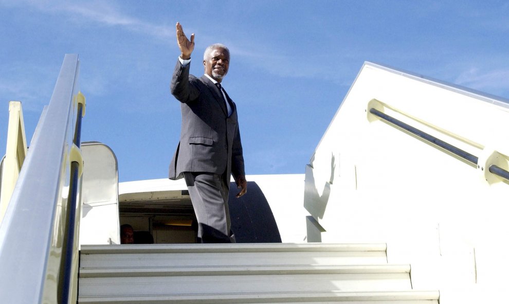Kofi Annan saluda desde la escalerilla del avión tras finalizar su viaje a Etiopia, en mayo de 2005. EFE/EPA/UN Photo/Evan Schneider