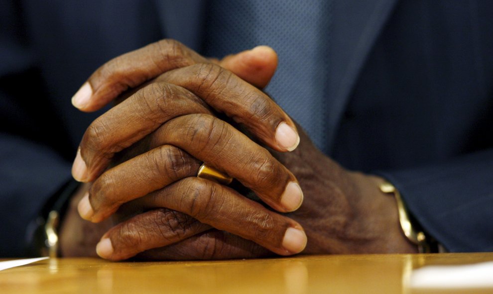 Detalle de las manos de Kofi Annan, durante una rueda de prensa en la sedew de la ONU en septiembre de 2006. EFE/EPA/ANDREW GOMBERT