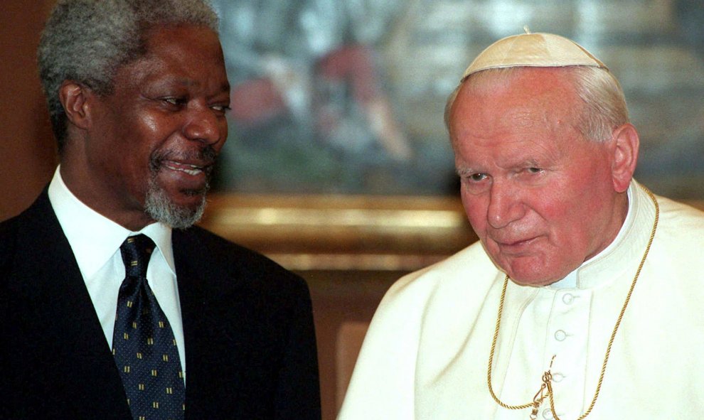 Kofi Annan con el Papa Juan Pablo II en una audiencia privada en el Vaticano en  abril de 1997. REUTERS