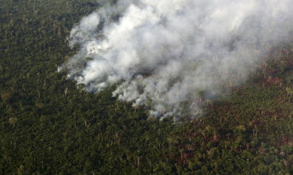 En Brasil, incendios forestales generados por el hombre para despejar campos de cultivo, deforestar el terreno y limpiarlo para la cría de ganado a menudo crecen fuera de control rápidamente debido a problemas climáticos. REUTERS