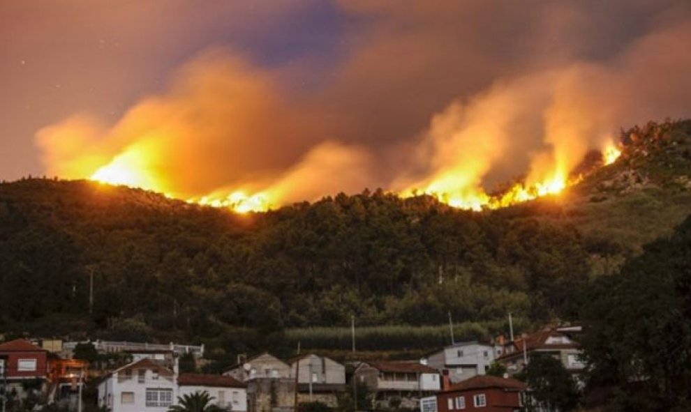 En América del Sur, especialmente en Chile, se están viviendo unos años especialmente dramáticos en lo que a incendios forestales se refiere. El centro del país experimenta una gran sequía y grandes porciones de bosques se han convertido en pasto de las l