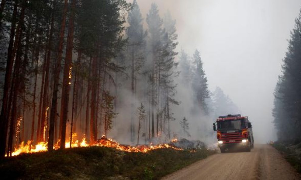 El norte de Europa ha sufrido una serie de incendios este verano debido a unas temperaturas inusalmente altas durante este verano. Grandes extensiones de bosques en los países escandinavos han sido arrasadas por las llamas. AFP