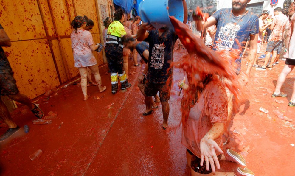 29/08/2018 Varios jóvenes participan en la Tomatina de Bunyol. REUTERS/Heino Kalis