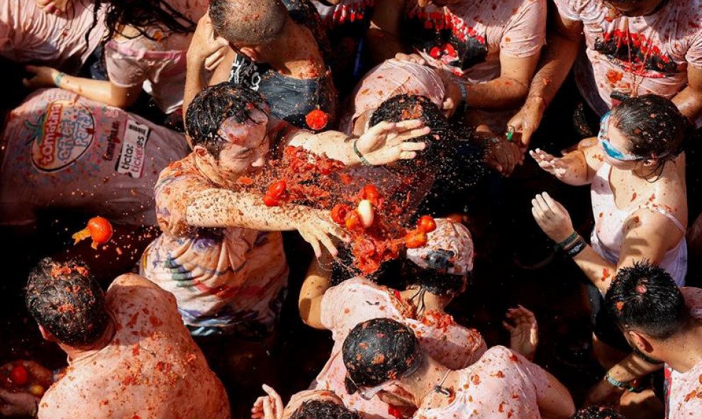 29/08/2018.. Más de 20.000 personas han participado en la tradicional fiesta de "La Tomatina" lanzándose 145.000 kilos de tomates en la localidad valenciana de Buñol. EFE/ Miguel Angel Polo