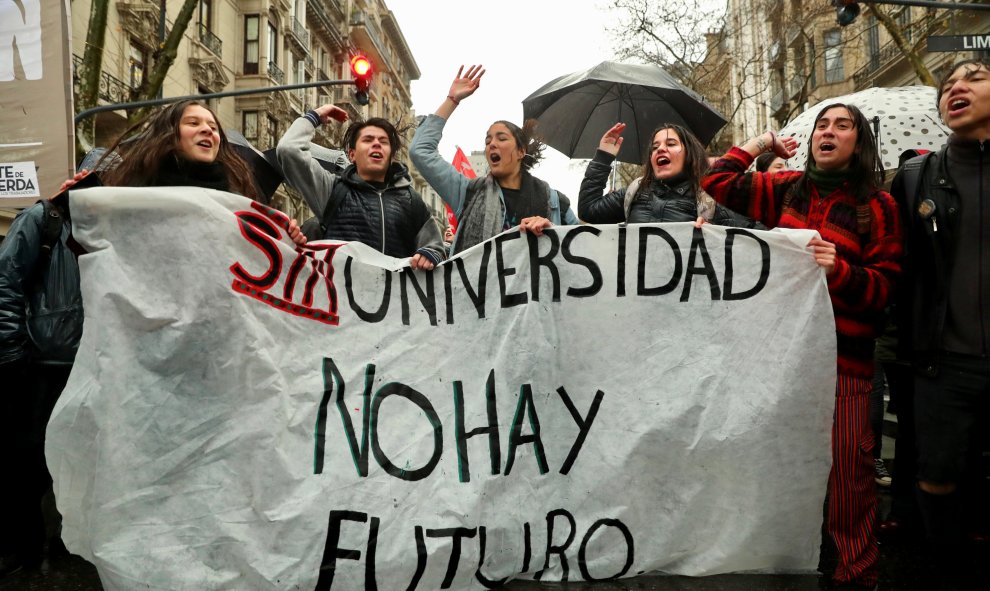 Manifestantes  en la marcha por la defensa de la universidad pública, en Buenos Aires (Argentina). REUTERS/Marcos Brindicci