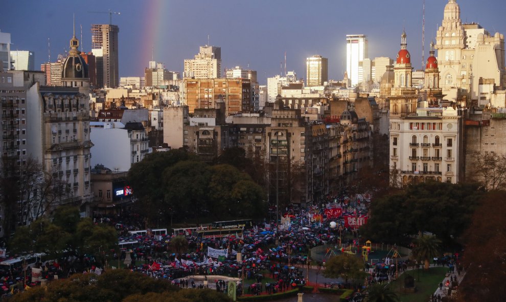 La maifestación ha sido masiva con cientos de miles de argentinos - EFE/David Fernández