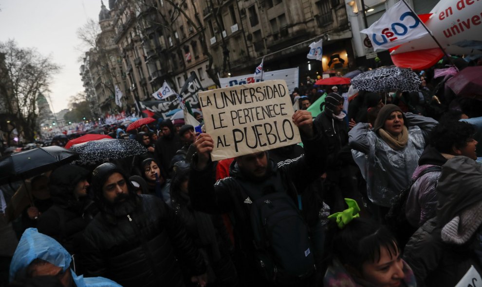 "La universidad pertenece al pueblo" clama otra de las pancartas que se pudieron leer ayer en Buenos Aires a lo largo de la tarde - EFE/David Fernández