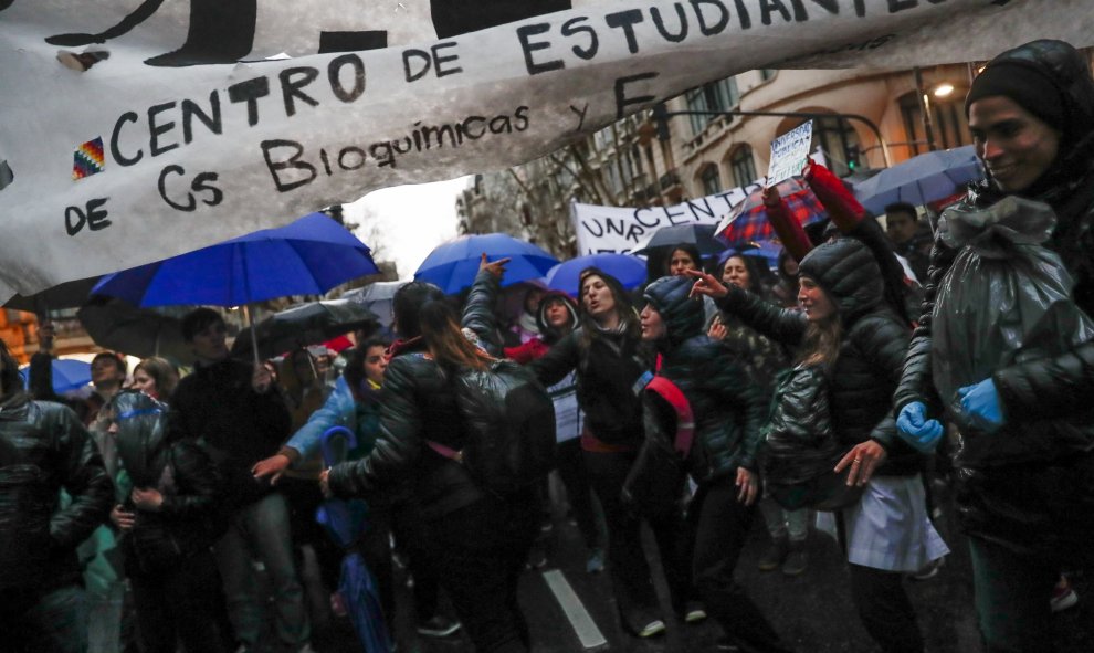 Manifestantes argentinos protestan la falta de acuerdo en el Gobierno sobre la universidad pública - EFE/David Fernández