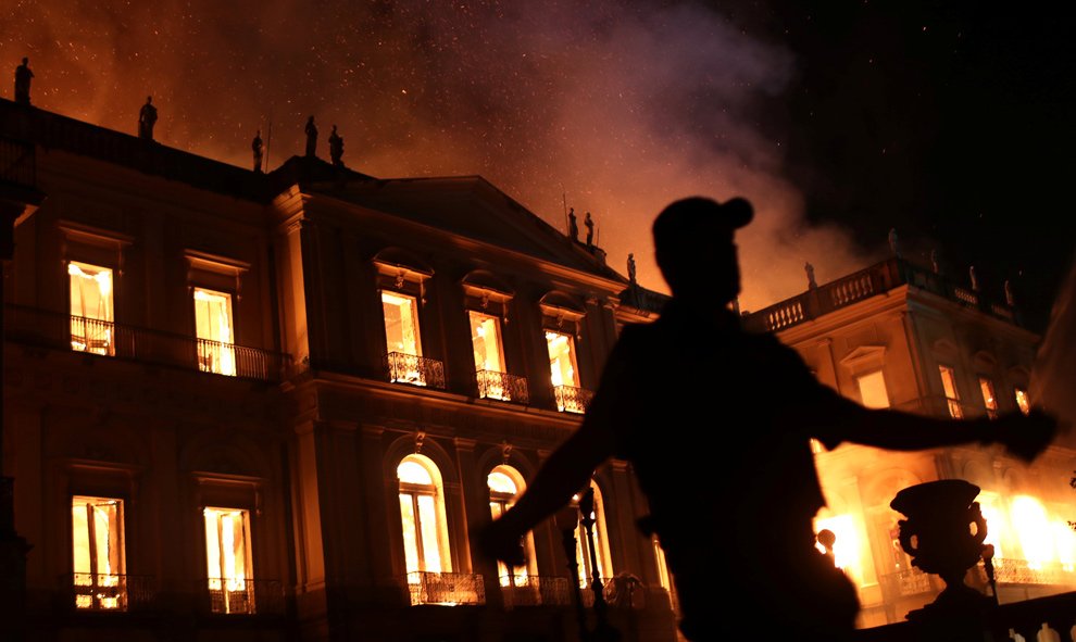 Un policía trata de desalojar los alrededores del Museo Nacional de Brasil en Río de Janeiro.- REUTERS/Ricardo Moraes