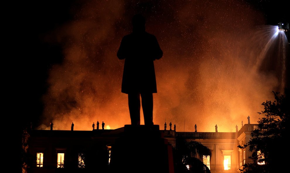 Las llamas han alcanzado las galerías del edificio donde se calcula que había un acervo de 20 millones de objetos.-REUTERS/Ricardo Moraes