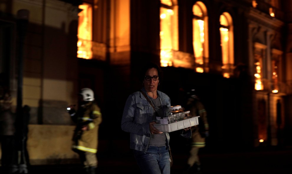 Funcionarios recuperan objetos del Museo Nacional de Río de Janeiro, fundado en 1818 por el rey Juan VI.- REUTERS/Ricardo Moraes