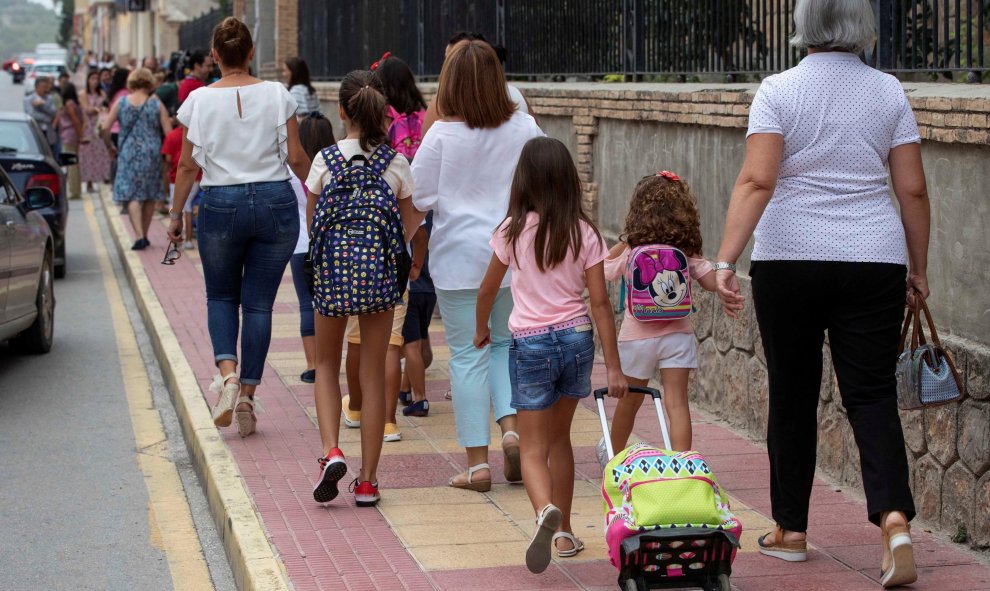 Los niños en el camino al colegio en su primer día de clase -  EFE/Marcial Guillén