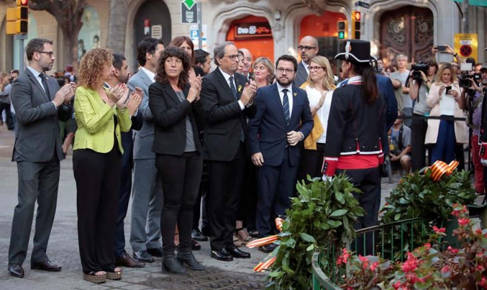 11/9/2018.- El presidente de la Generalitat, Quim Torra,c., encabeza la ofrenda floral del Govern al monumento a Rafael Casanova en Barcelona con motivo de la celebración de la Diada de Cataluña. EFE/Marta Pérez