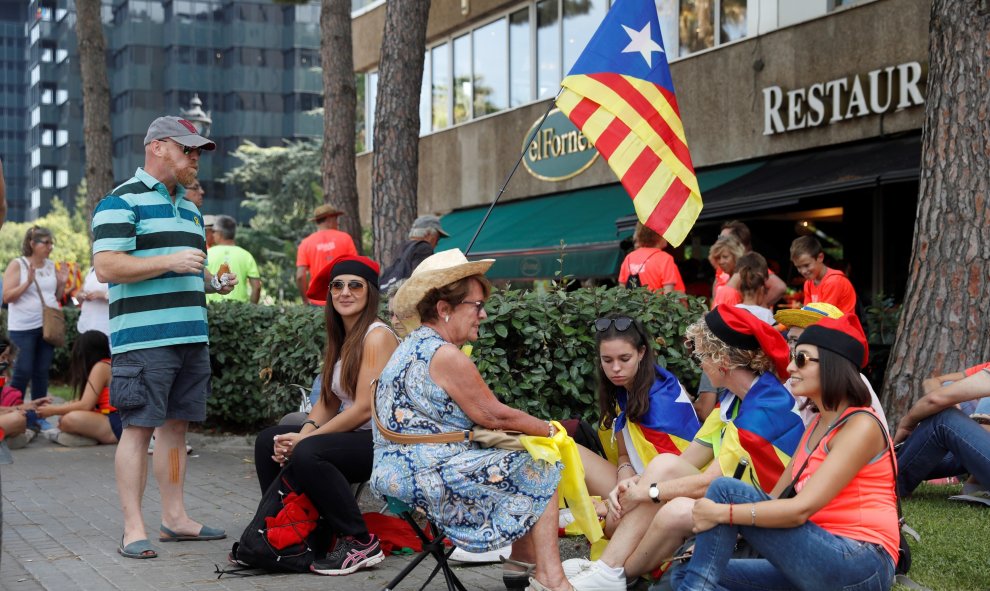 Ambiente festivo previo a la concentración que se celebra esta tarde con motivo de la Diada de Catalunya por las calles del centro de Barcelona. / EFE - TONI ALBIR