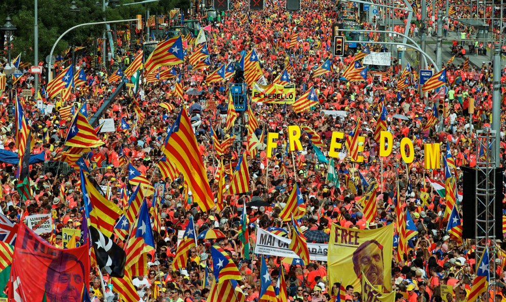 Miles de personas llenan los tramos de la manifestación organizada la ANC con apoyo de Òmnium bajo el lema 'Fem la República catalana' ('Hagamos la República catalana'). / REUTERS - ALBERT GEA