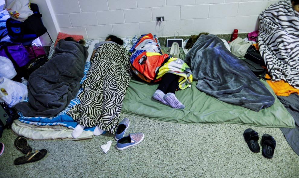 Varias personas descansan en un refugio de la Cruz Roja antes de que el huracán Florence llegara al pueblo de Grantsboro, en Carolina del Norte -  REUTERS/Eduardo Munoz