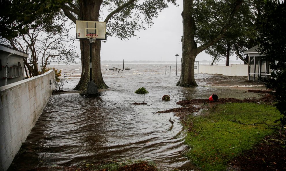 'Florence' registró  vientos máximos de 150 kilómetros por hora mientras avanzaba sobre el Océano Atlántico - REUTERS/Eduardo Munoz