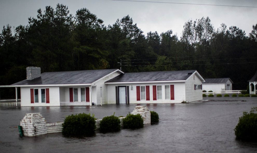 Una casa totalmente anegada por las inundaciones en la ciudad de Wallace | REUTERS/Eduardo Munoz