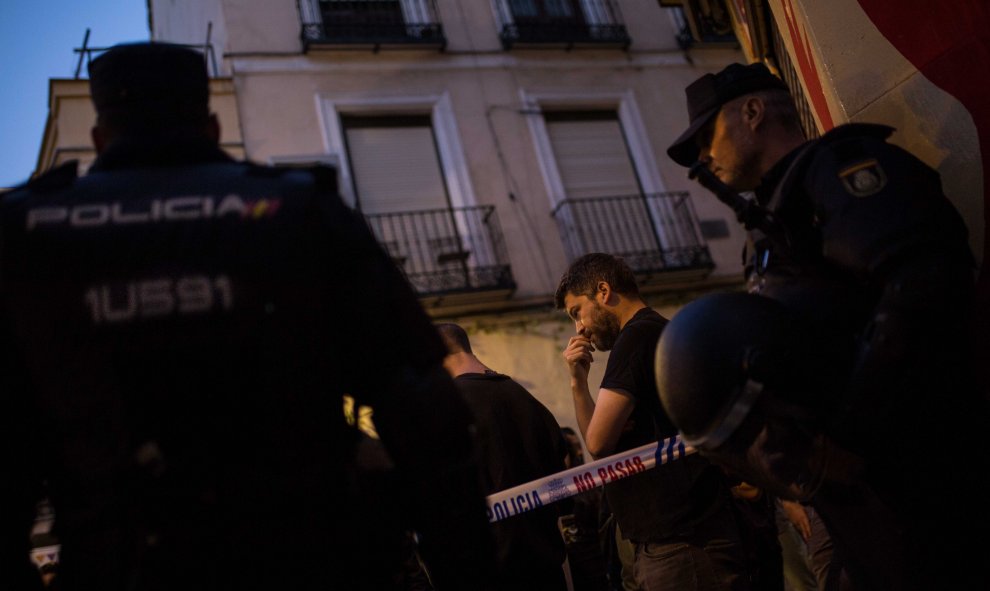 La policía corta la calle Argumosa, en Lavapiés, para efectuar el desahucio de Pepi y sus dos hijas.- JAIRO VARGAS