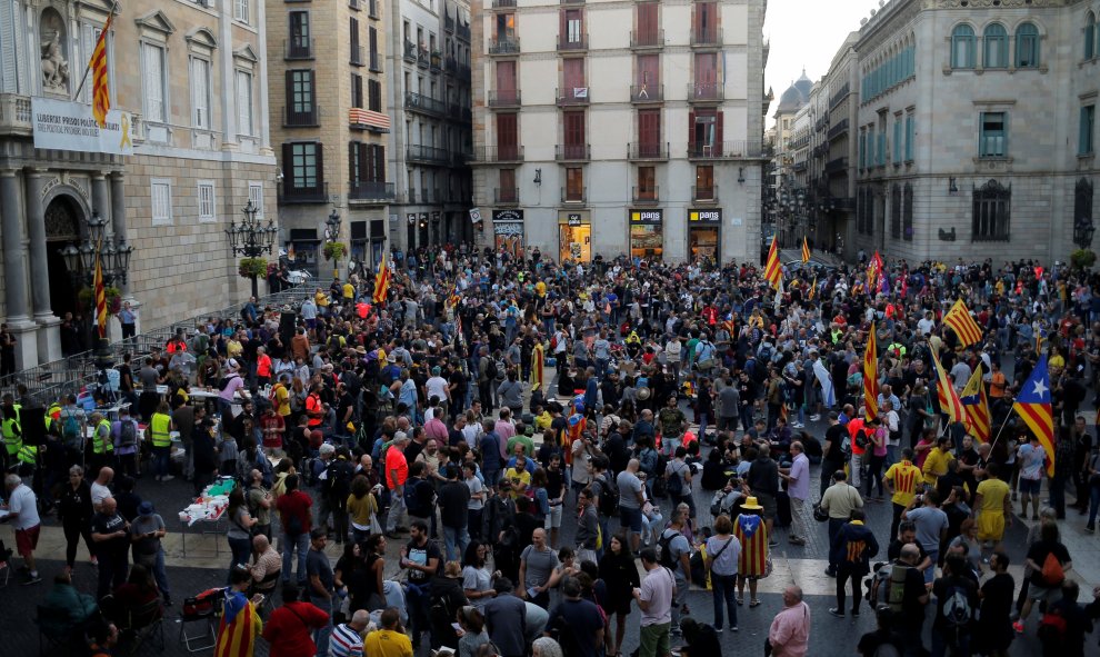 Los independentistas se empiezan a congregar en la plaza Sant Jaume | Jon Nazca / Reuters