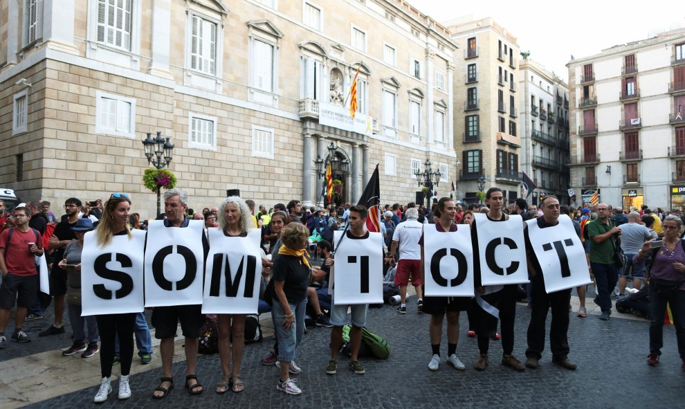 Los manifestantes reivindican el referéndum del 1-O. | Jon Nazca / Reuters
