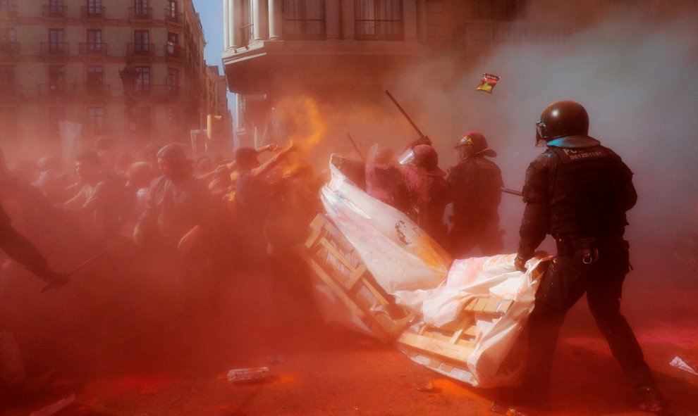 Los independentistas lanzan pintura en polvo a los Mossos d'Esquadra y comienzan las cargas. | Albert Gea / Reuters