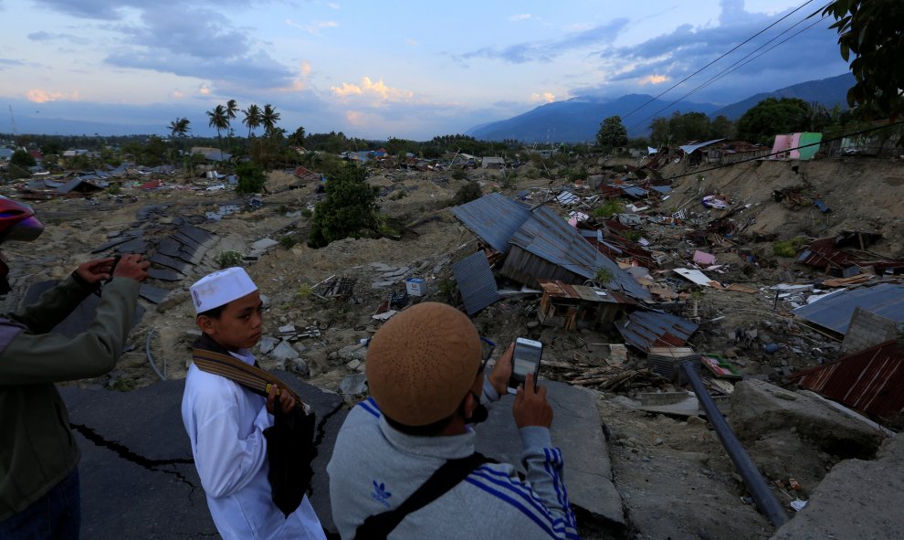 De los 844 muertos, 821 fallecieron en Palu, 12 en Parigi Moutong y 11 en el distrito de Danggala - Beawiharta/ Reuters