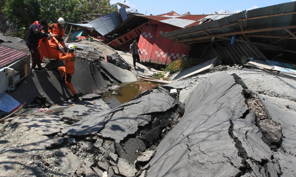 La llegada de equipo pesado a Palu, la capital de la provincia de Célebes Central y la ciudad más afectada, contribuirá a agilizar las tareas de rescate entre los edificios derrumbados Akbar Tado/ Reuters