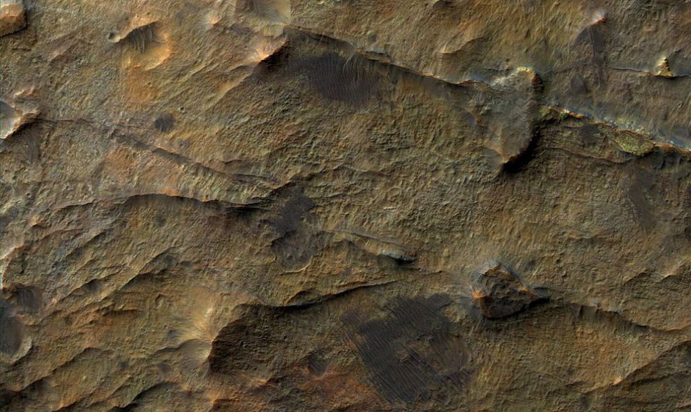 Las cordilleras cerca de 'Nirgal Valles', un conjunto de crestas rectas sobre un antiguo lecho rocoso.- NASA