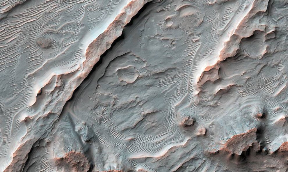 Abanicos aluviales, depósitos en forma de abanico que emergen de regiones de topografía escarpada.- NASA