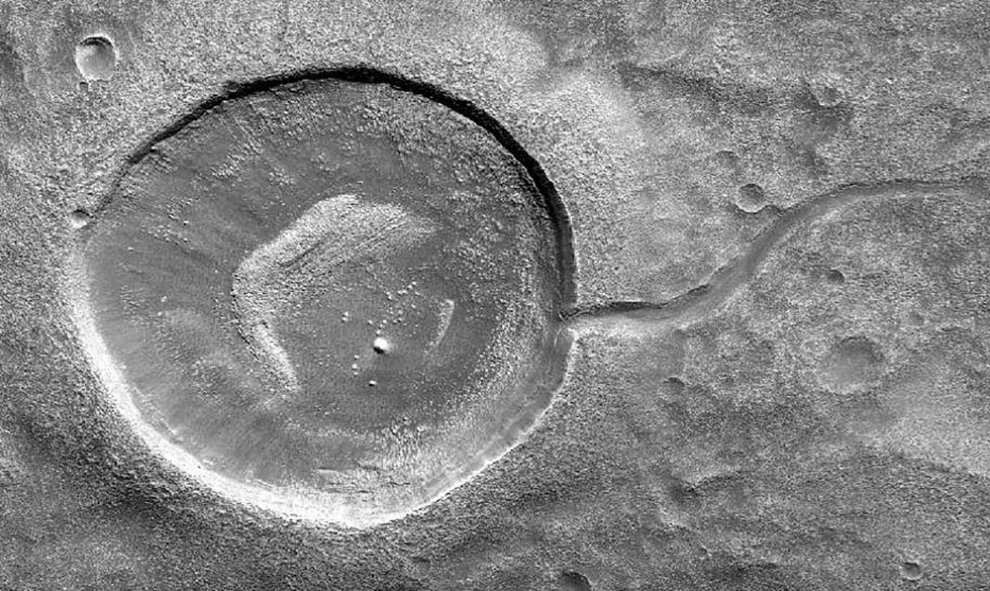 Cráteres con forma de renacuajo debido a la erosión del agua.- NASA