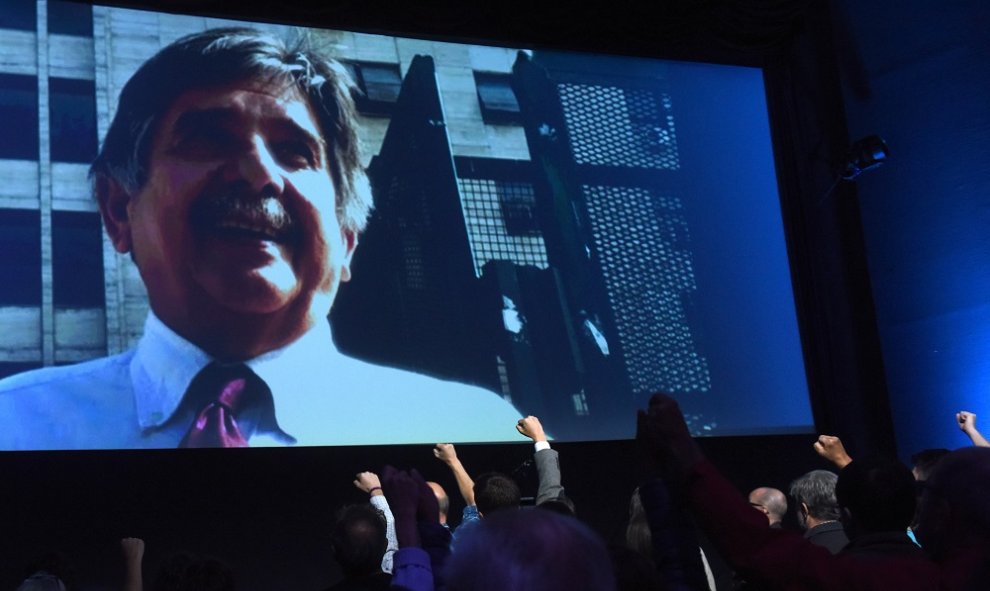 Imagen proyectada del abogado laborista, Carlos Slepoy, en el homenaje póstumo que realizó ‘Público’ este miércoles en el Palacio de la Prensa de Madrid. / FERNANDO SÁNCHEZ