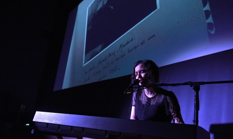 La cantante Sheila Blanco interpretó la canción ‘Te Recuerdo Amanda’ de Víctor Jara. / FERNANDO SÁNCHEZ