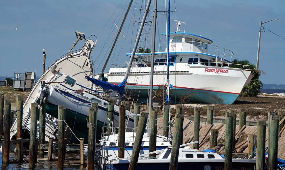 Los barcos se representan en la costa después del huracán Michael en Port St. Joe, Florida, EE. UU., 11 de octubre de 2018. REUTERS / Carlo Allegri