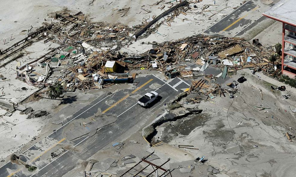 La foto aérea muestra los escombros de las casas destruidas bloqueando una carretera después de que el huracán Michael se estrellara contra la costa noroeste de Florida en Mexico Beach, Florida, EE. UU., 11 de octubre de 2018. Chris O'Meara / Pool a travé