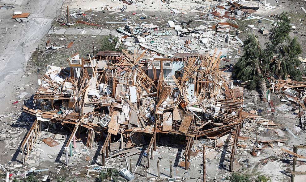 Los edificios dañados y destruidos se ven durante un vuelo posterior al huracán Michael en un helicóptero UH-60 Black Hawk UH-60 de las Aduanas y Protección Fronteriza de los EE. UU. Cerca de la Ciudad de Panamá, Florida, 11 de octubre de 2018. Fotografí