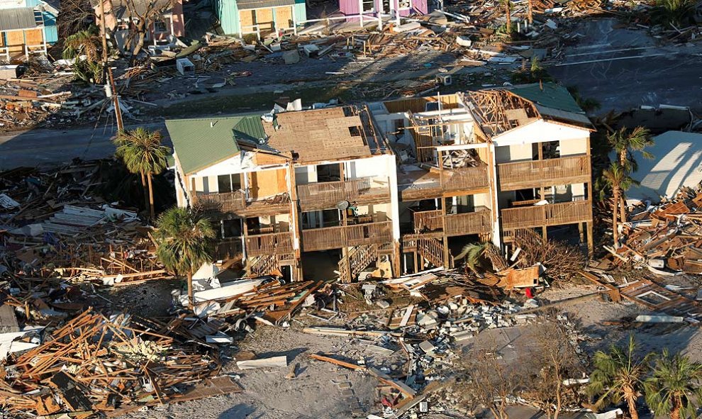 Los edificios dañados y destruidos se ven durante un vuelo posterior al huracán Michael en un helicóptero UH-60 Black Hawk UH-60 de Aduanas y Protección Fronteriza de los EE. UU. Cerca de la Ciudad de Panamá, Florida, 11 de octubre de 2018. Fotografía to