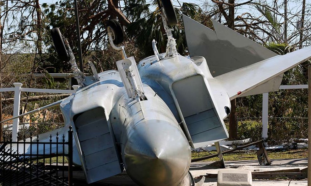 Un F-15A Eagle conservado dañado por el huracán Michael se representa en Callaway, Florida, EE. UU., 12 de octubre de 2018. REUTERS / Jonathan Bachman