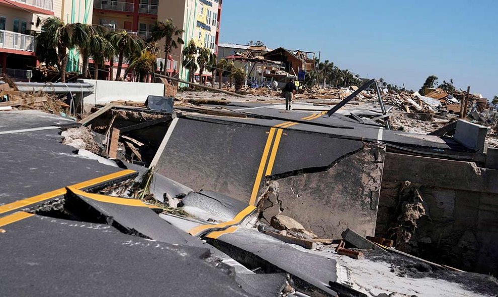 Se muestra una carretera arrasada después del huracán Michael en Mexico Beach, Florida, EE. UU., 12 de octubre de 2018. REUTERS / Carlo Allegri