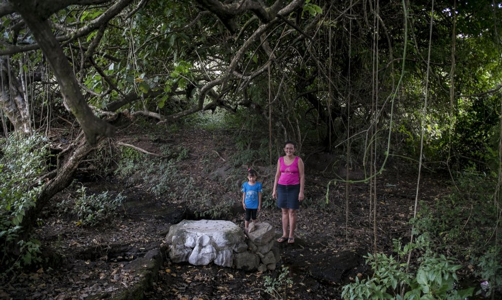 Raquel vive en El Bonete (Nejapa, El Salvador) y no tiene agua potable en su casa. Para conseguirla se desplaza todos los días hasta fuentes y pozos contaminados por la embotelladora de Coca-Cola.  PEDRO ARMESTRE