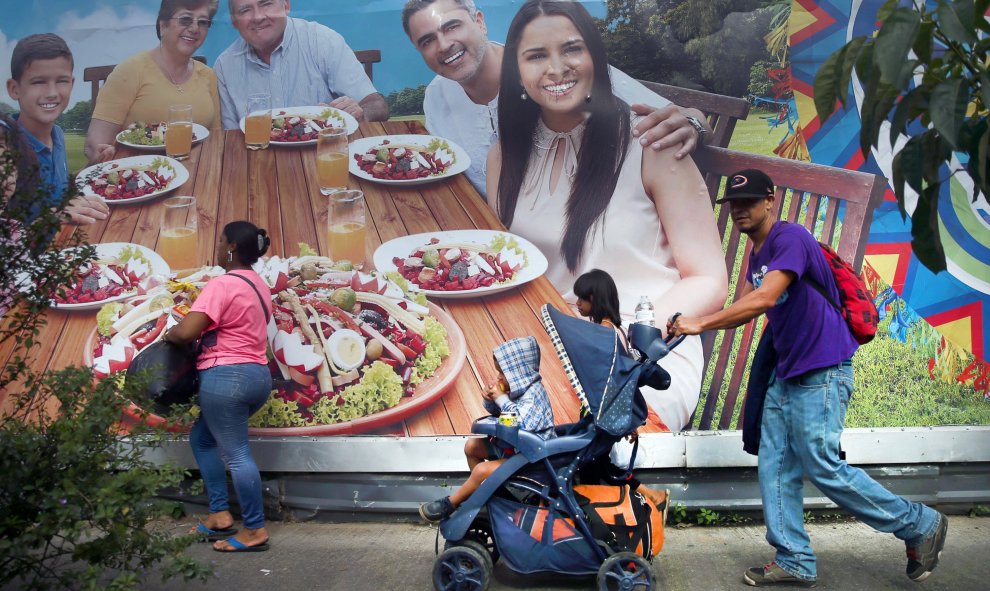 Un padre empuja el cochecito de su hijo, en la caravana de migrantes hondureños que intentan alcanzar EEUU atravesando uatrmala y México. REUTERS/Edgard Garrido