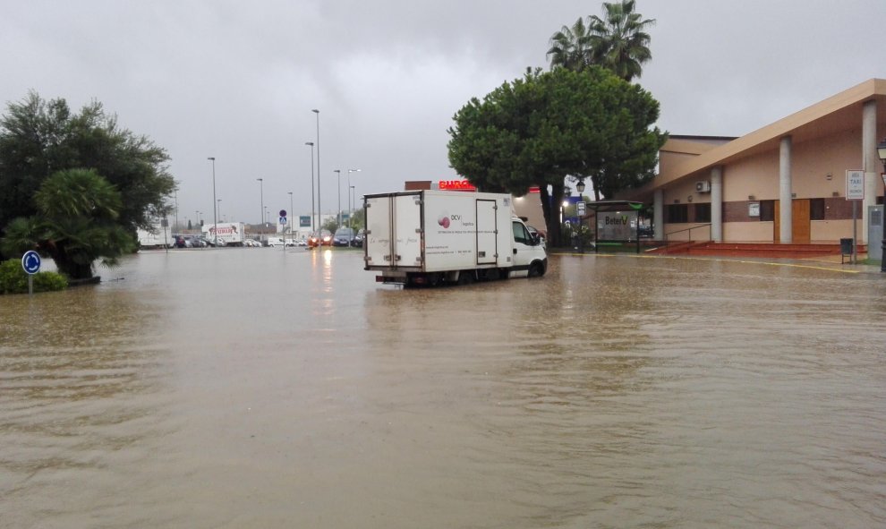 Vista de uno de los accesos a la urbanización de Mas Camarena en Valencia tras las lluvias que han afectado desde este jueves a la Comunidad Valenciana - EFE/Adolfo Ibarra