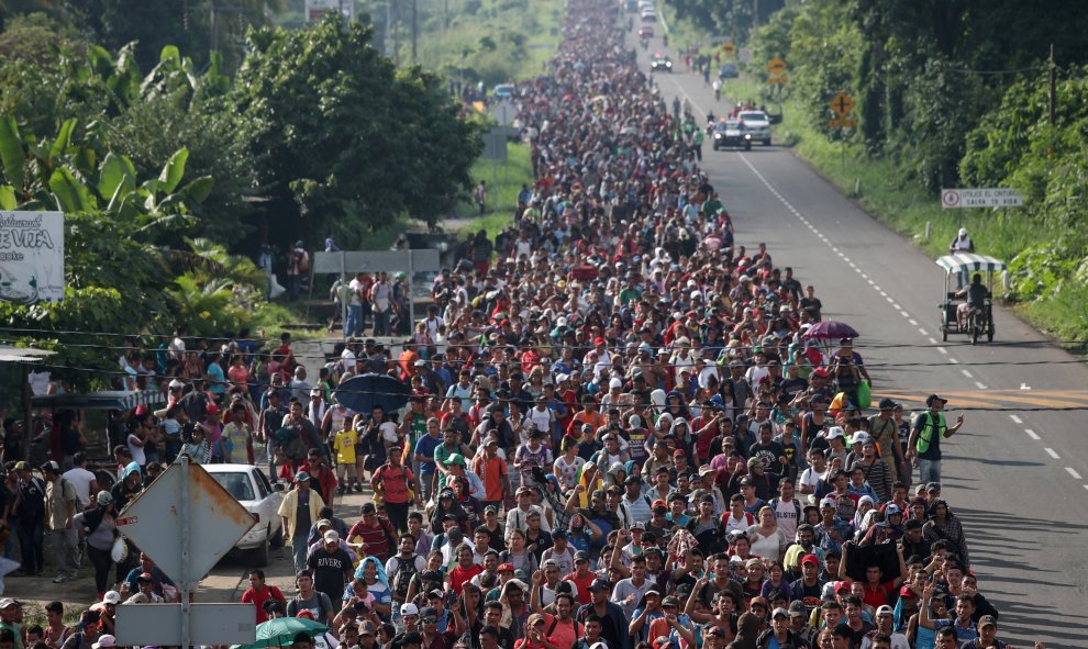 Imagen de la caravana de miles de migrantes hondureños que marchan a EEUU - REUTERS/Adrees Latif