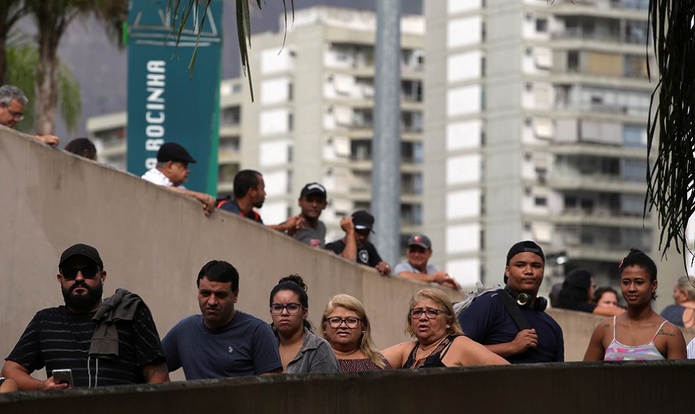 RIO DE JANEIRO (Brasil), 28/10/2018 - Electores hacen cola esperando la apertura del colegio electoral en la Favela de Rocinha en la ciudad de Rio de Janeiro hoy, 28 de octubre de 2018ara la segunda vuelta de las presidenciales, que enfrentan al ultradere