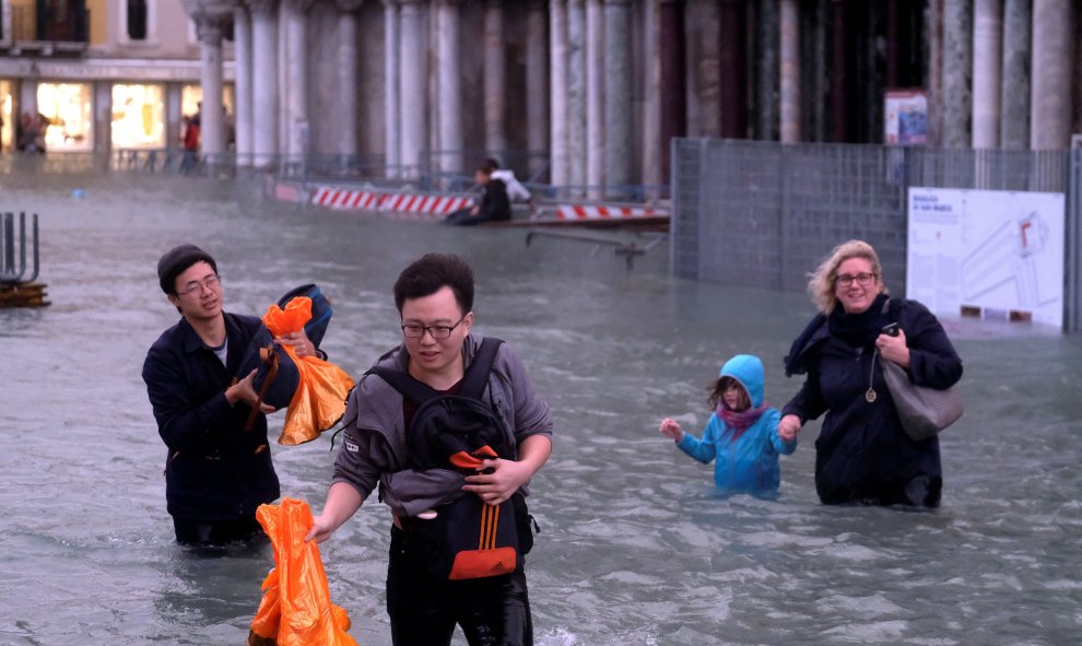 Esta inundación ha pillado desprevenidos a los turistas que visitaban la ciudad. REUTERS/Manuel Silvestri